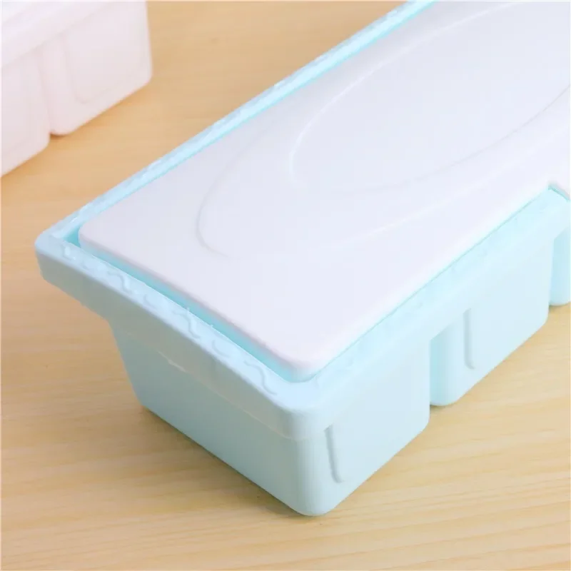 Multi-functional plastic seasoning box salt MSG seasoning box kitchen separator with spoon with lid jar spice jars set
