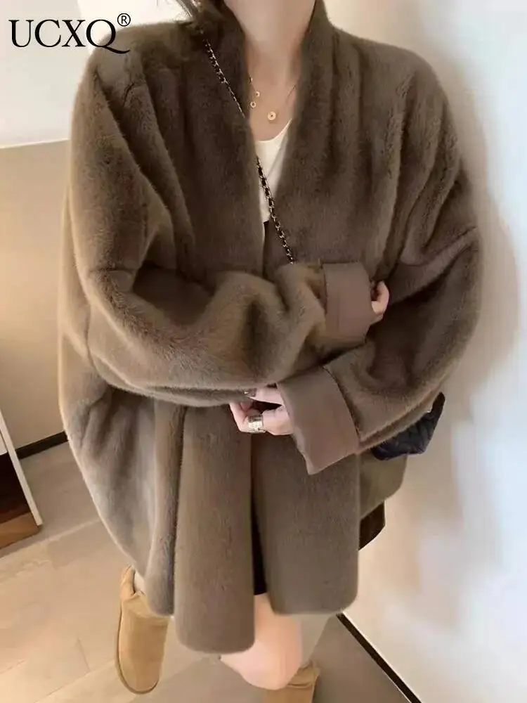 UCXQ Fashion Short Faux Fur Coat For Women V Neck Long Sleeve Pocket Loose Outerwear 2025 Winter New Tide 23Z3153
