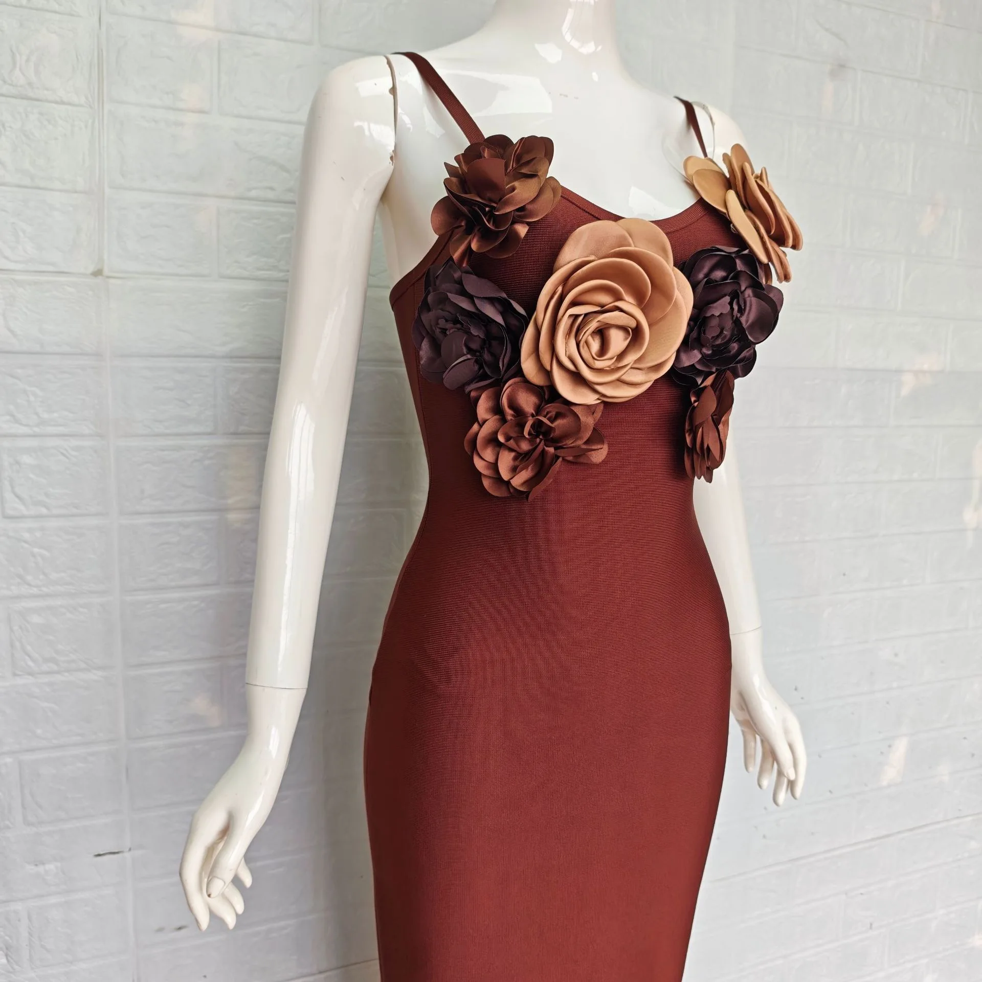 فستان طويل كورمانلي بدون ظهر مزين بالزهور