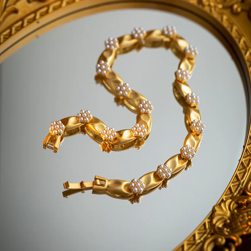 Light luxury medieval vintage court style golden imitation pearl necklace for women