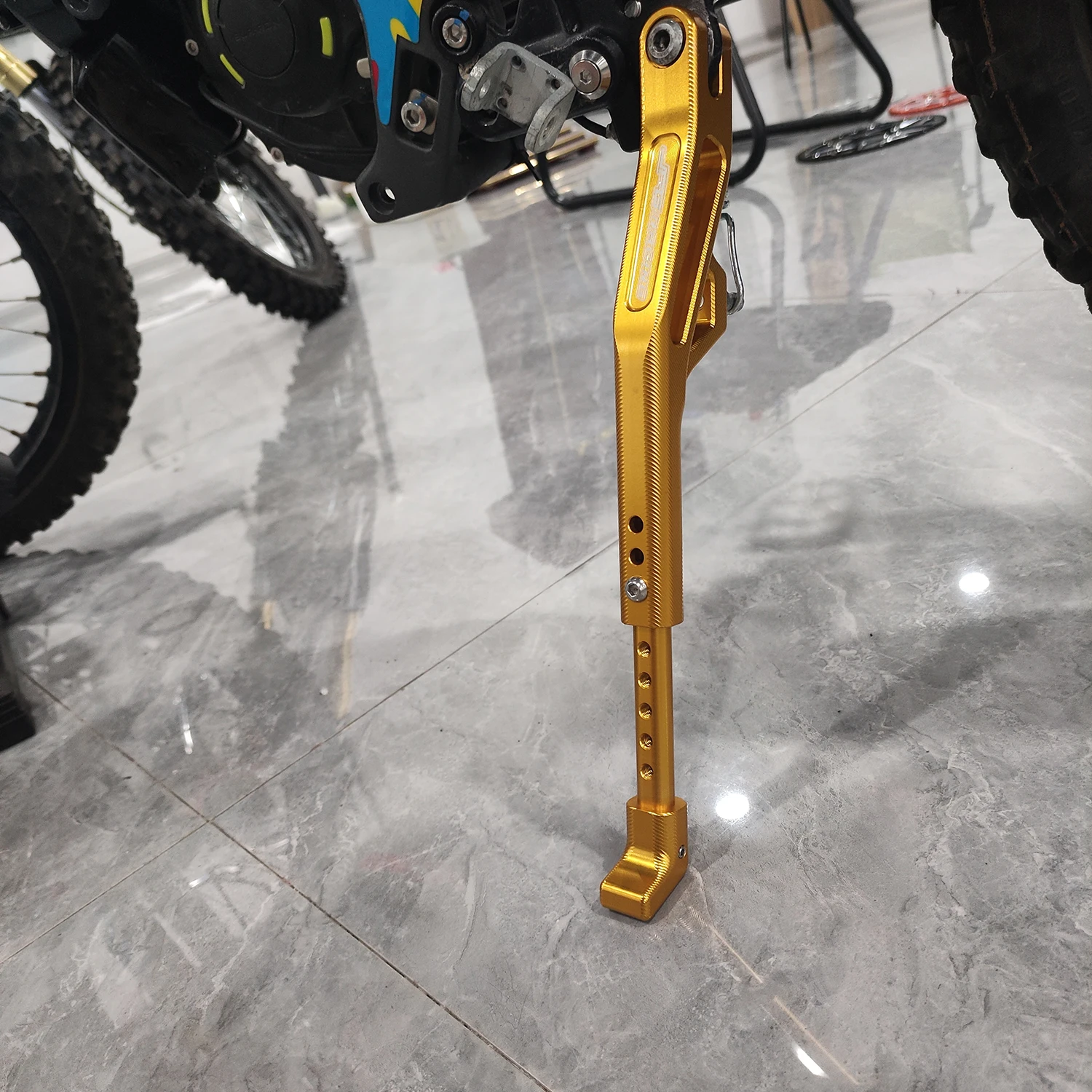 SURRON Light Bee Sur Ron Sur-Ron X S X160 X260 전기 지원 다리 먼지 자전거 용 조정 가능한 사이드 스탠드 용 Motocycle 킥 스탠드