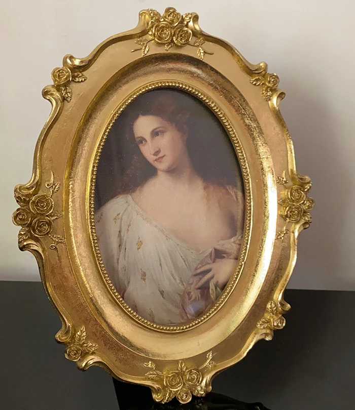 

Retro trinkets European-style American oval resin golden photo frame oil painting stage piano shelf
