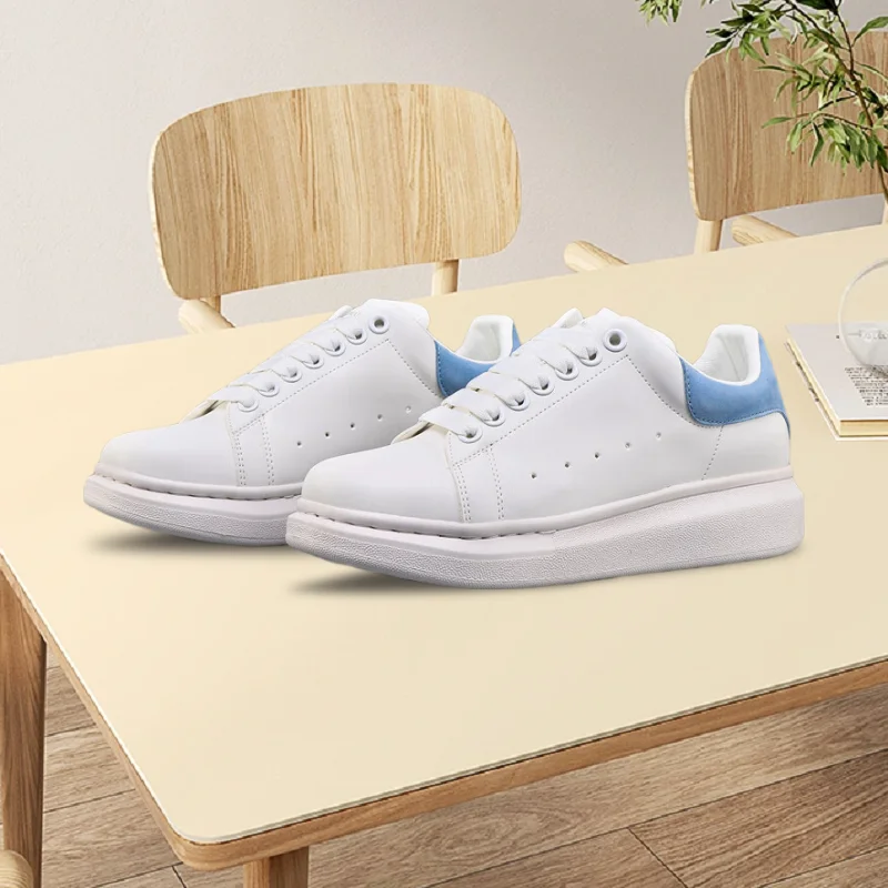 The new fashionable white leather sports shoes are stylish, novel and versatile. They are simple yet retain the sporty style.