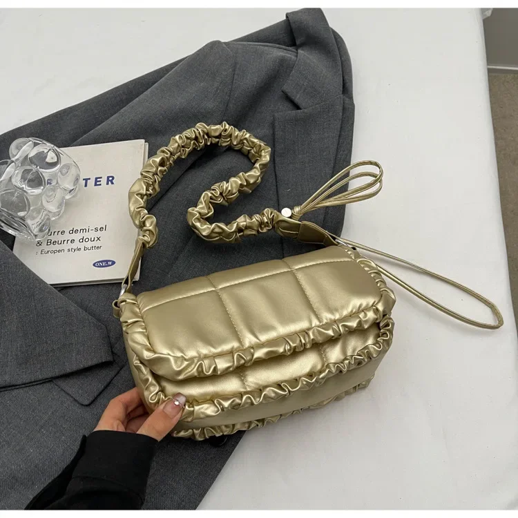 thumbnail image 1 of Bolso de mano con diseño de nicho y diseño de nubes plisadas, popular, estilo extranjero, versátil, de un solo hombro, pequeño, cuadrado, tipo mensajero, para mujer, 2024, 1 of 5