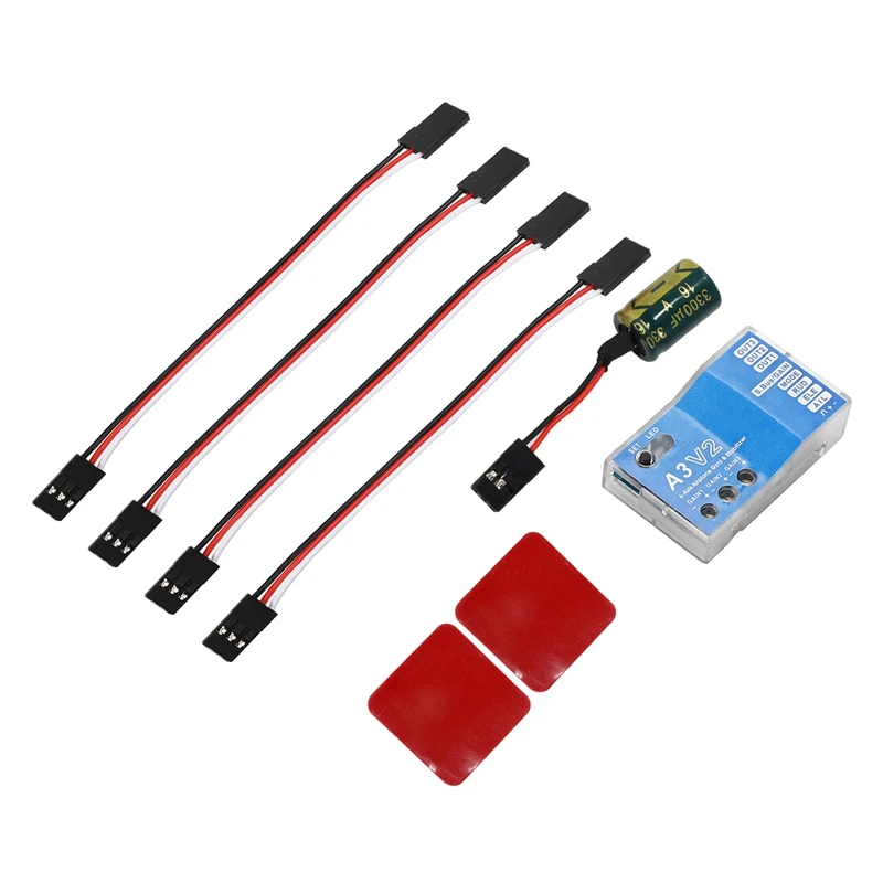 Main tenant un gyroscope de stabilisation 6 axes pour avion RC, montrant sa taille compacte et son design.