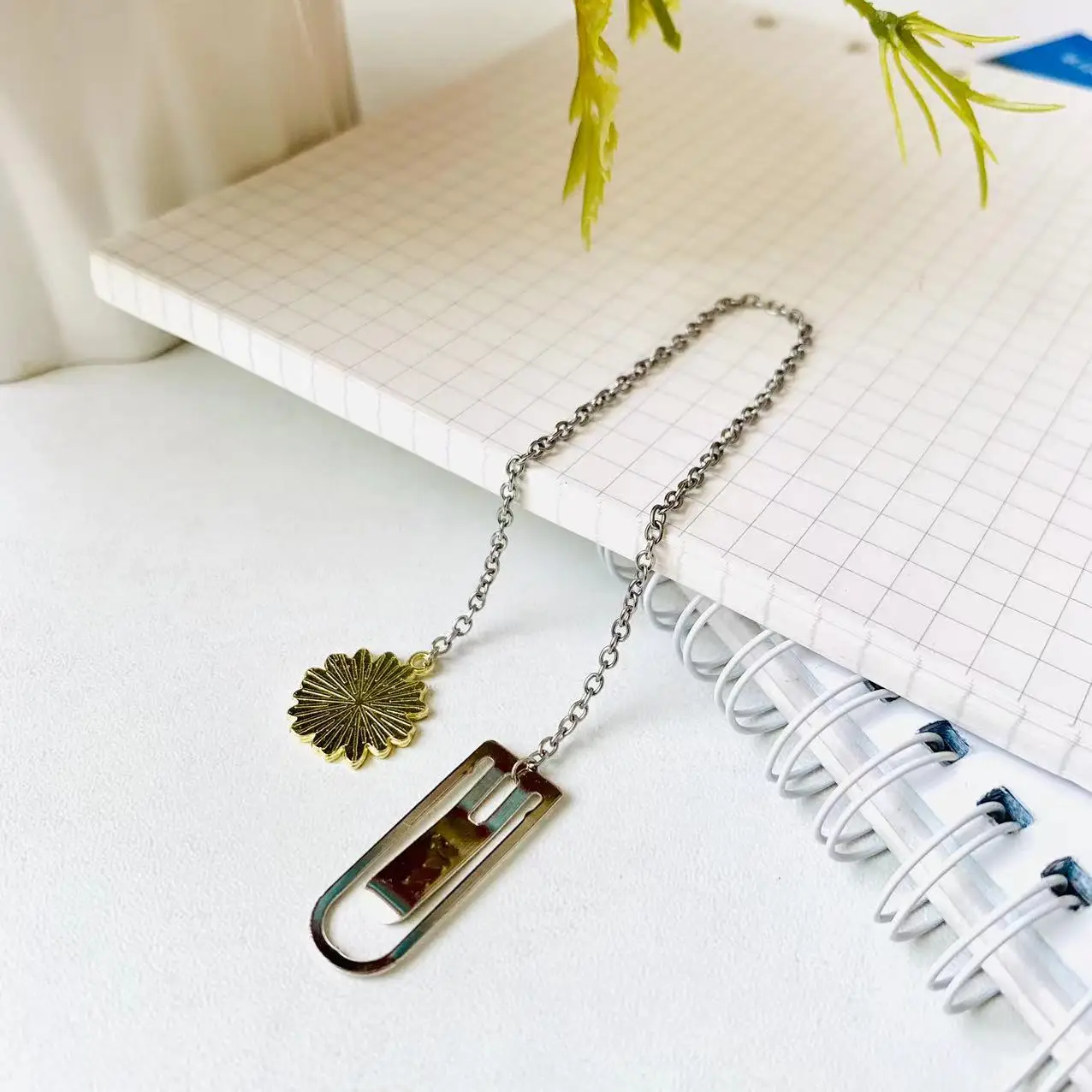 Chrysanthemum Marker Clip Metal Pagination Mark Cute Pendant Bookmarks School Office Supplies Creative metal bookmark,bookmarks stationery supplies