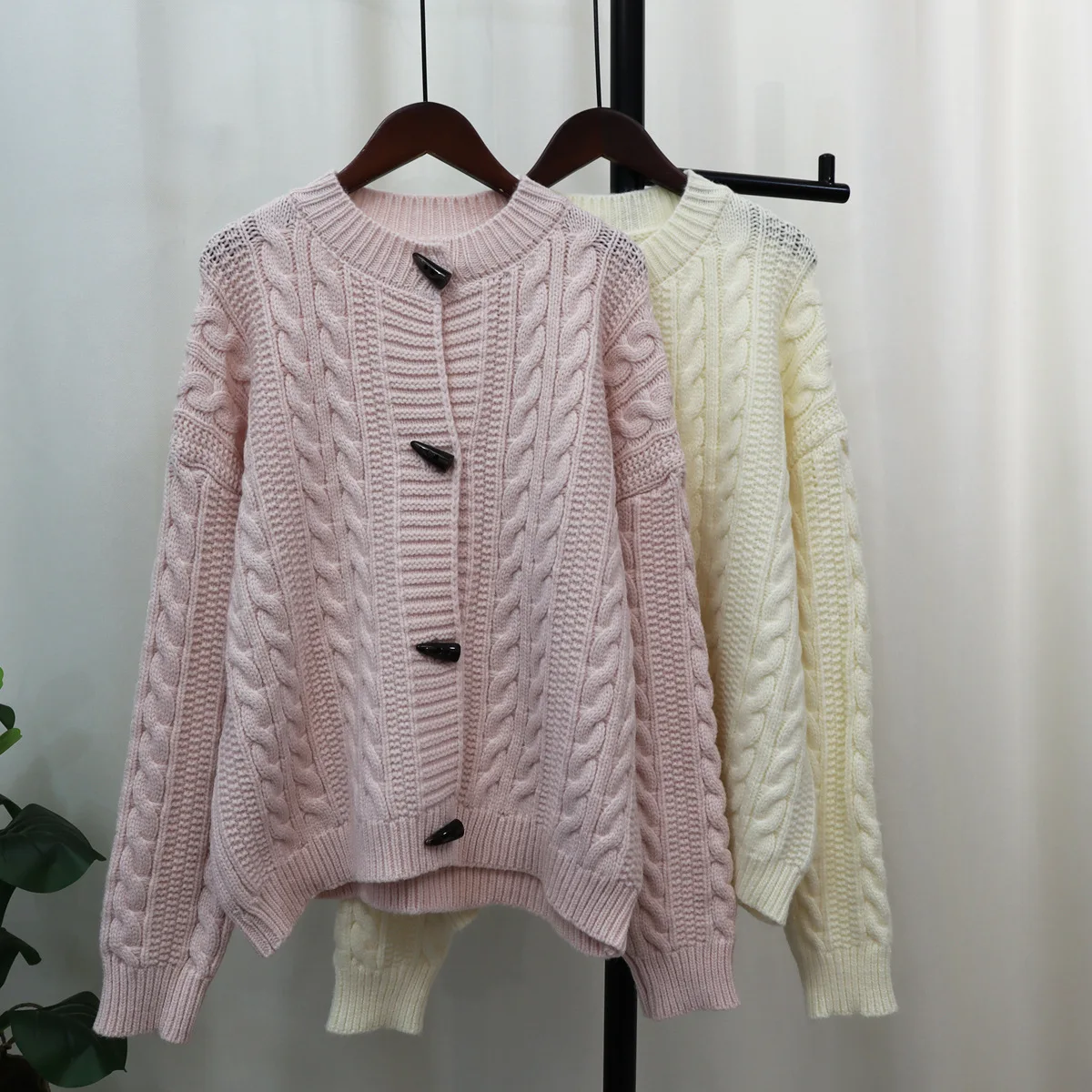 

Hsa 2023 New European horn buckle twist cashmere cardigan sweater women's high waist thick woolen sweater short thick knit coats