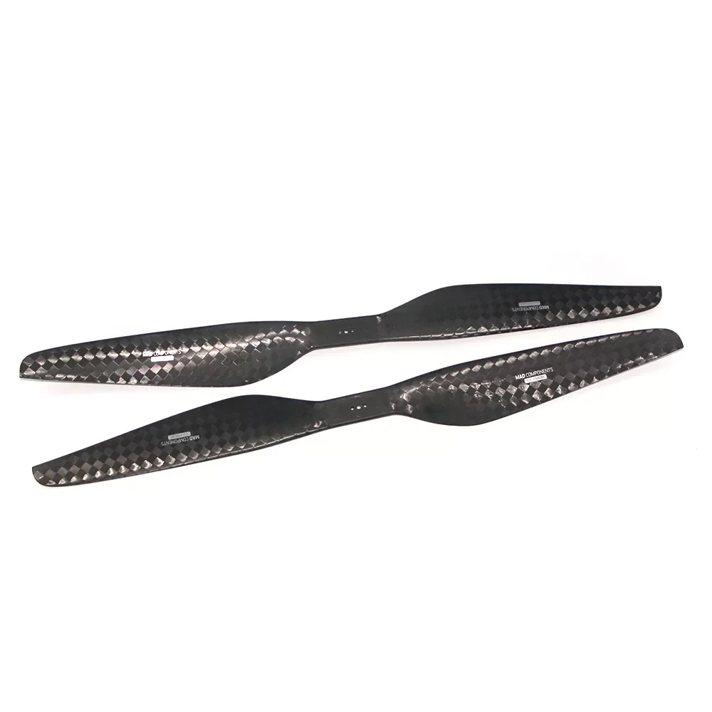 Hélice FLUXER Ultra-Légère 24x7.2 Carbone MAD 36g avec règle graduée pour illustrer sa taille de 24 pouces.