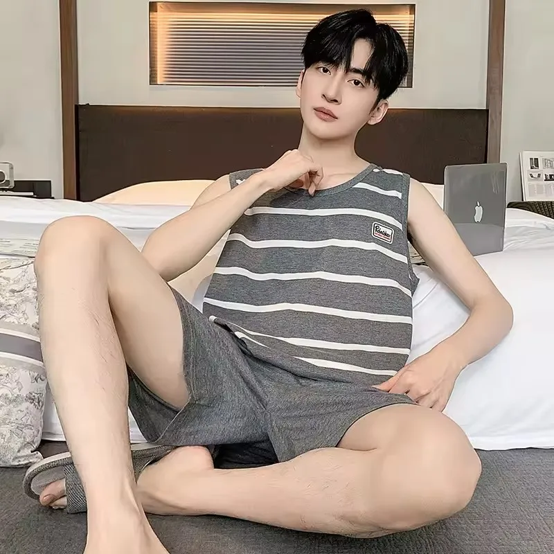 여름 패션 파자마 세트 남성 반바지 체크무늬 하의 민소매 조끼 투피스 남성 나이트웨어 스포티 자수 배지 멋진 파자마