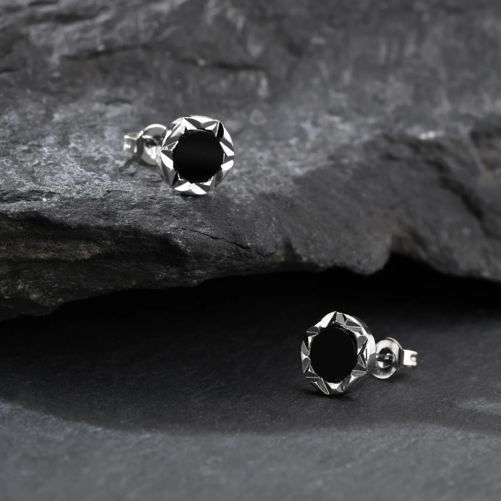Runde Ohrstecker aus schwarzem Onyx, kleine Hip-Hop-Ohrstecker mit strukturierter Kante, Unisex-Piercing-Ohrringe, Schmuckgeschenke – Detail 3