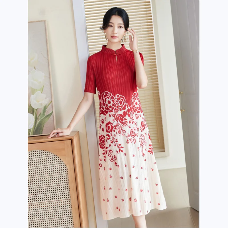 

Платье женское Плиссированное стрейчевое ТРАПЕЦИЕВИДНОЕ с воротником-стойкой и коротким рукавом