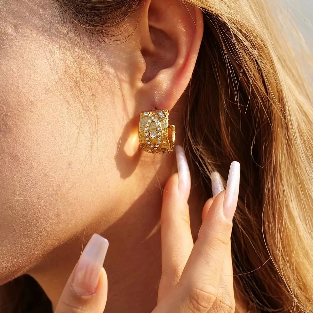 Fashion Hollow Mini Circle Round Hoop Earrings for Women Cute Butterfly Pendant Sparkling CZ Zircon Evil Eye Huggie Ear Buckle