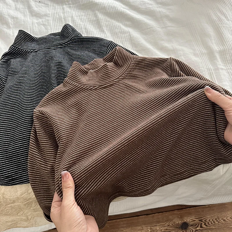 

Детское утепленное нижнее пальто, Новинка осени и зимы 2023, модная футболка в Корейском стиле для мальчиков и девочек, мягкий удобный топ в полоску