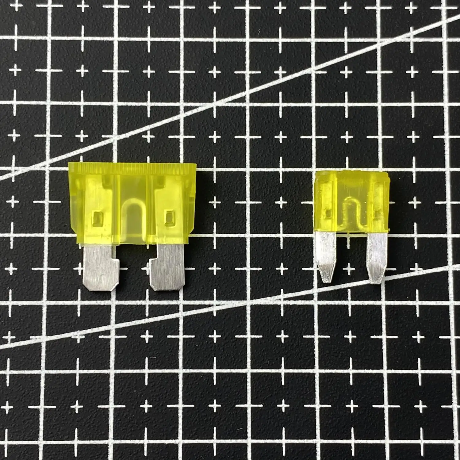 Car Fuses Kit Circuit Adapters and Fuse Set 300/100 Pcs Assortment Automotive Fuses Middle Mini Type Blade Fuse 2A/3A/5A/7.5A/10A/15A/20A/25A/30A/35A/40A