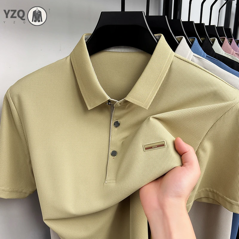 Polo da uomo semplice a nido d'ape con due bottoni in metallo, colletto a risvolto, in rete traspirante, vestibilità ampia, ideale per il commuting quotidiano - immagine 2