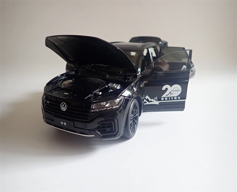 1:18 Original German Volkswagen new Touareg SUV diecast