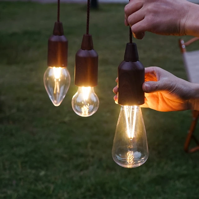 Una bombilla, pilas, linterna, luz, bombilla, lámpara, camping, batería  Fotografía de stock - Alamy