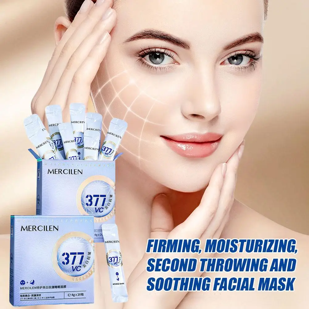 Gros plan sur un masque réutilisable en tissu ivoire montrant les coutures et le tissu, mettant en avant son caractère lavable et écologique.