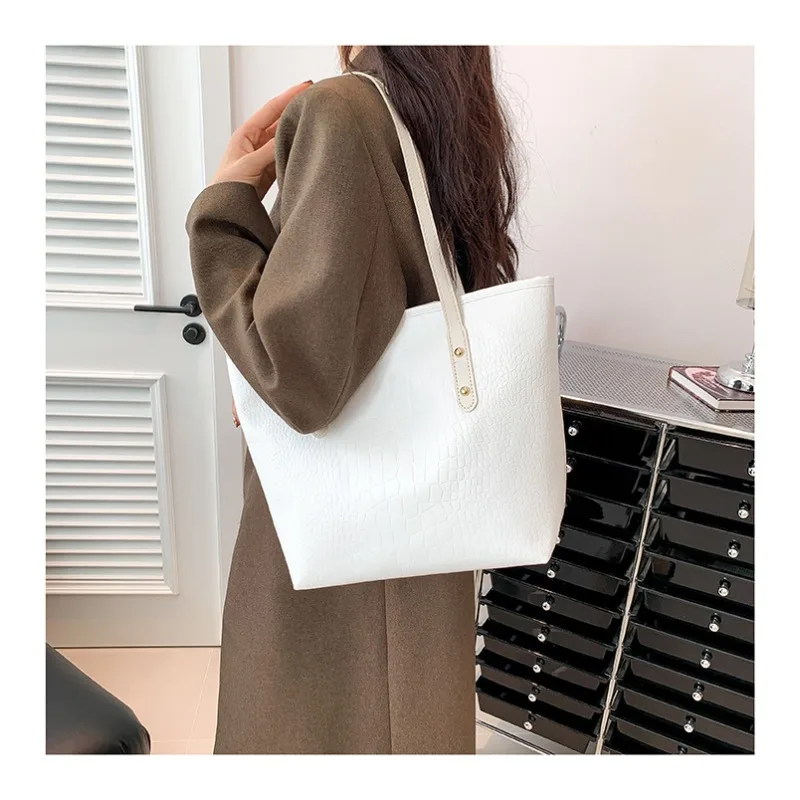Autumn Winter New Retro Fashion Large Capacity Tote Shoulder Bag Fashion Simple Commuting Designer Luxury Shoulder Bag Handbag