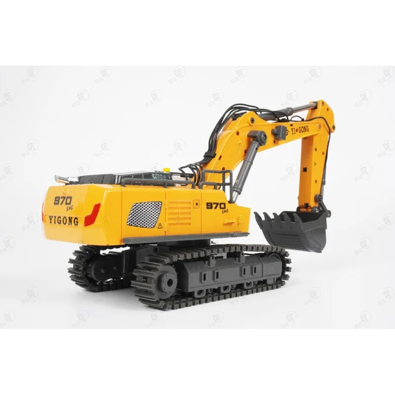 Excavatrice RC 1/50 en alliage - Voiture télécommandée 2.4GHz pour adulte en action, soulevant un tas de sable avec son godet.