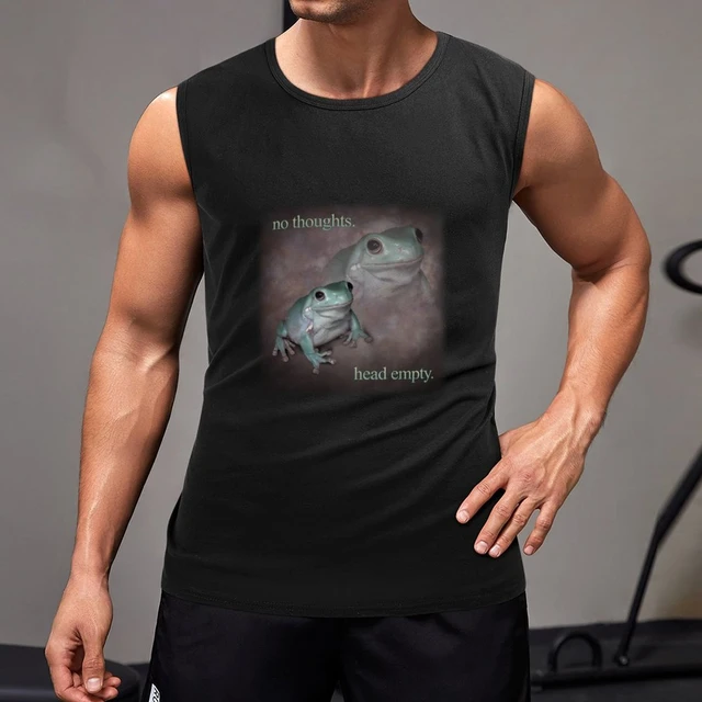 Un hombre en una camiseta sin mangas con la palabra gimnasio.