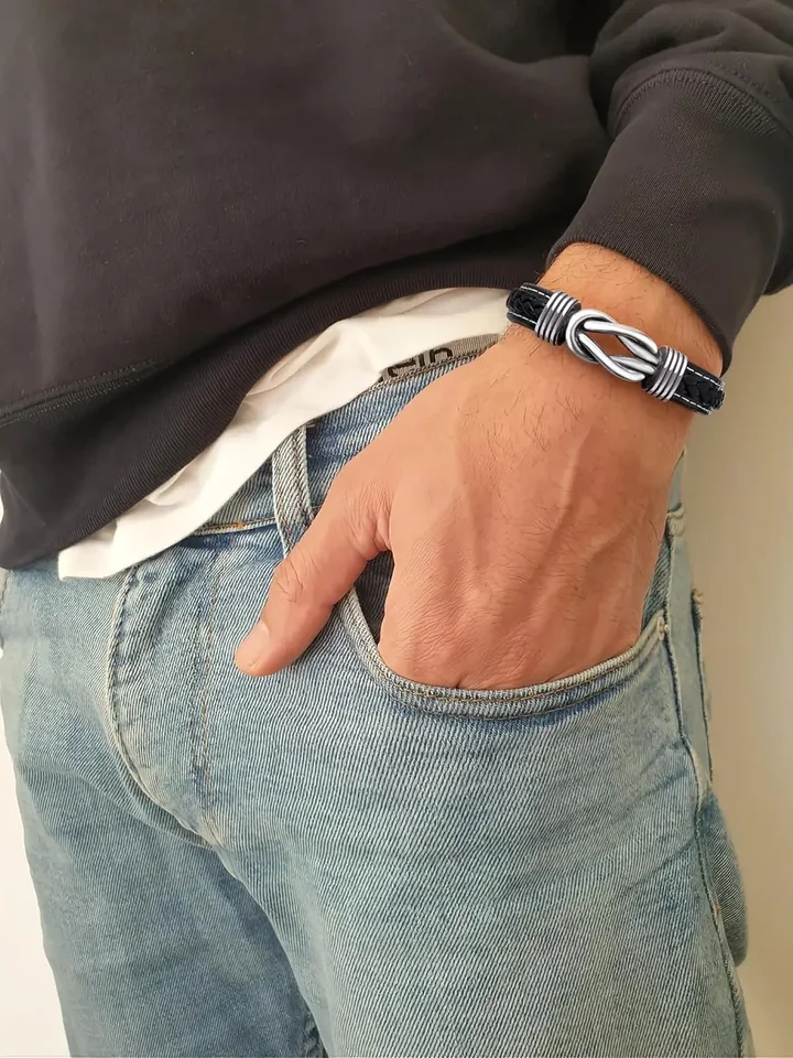 Bracciale da uomo in pelle con nodo infinito: un regalo ideale per gli uomini