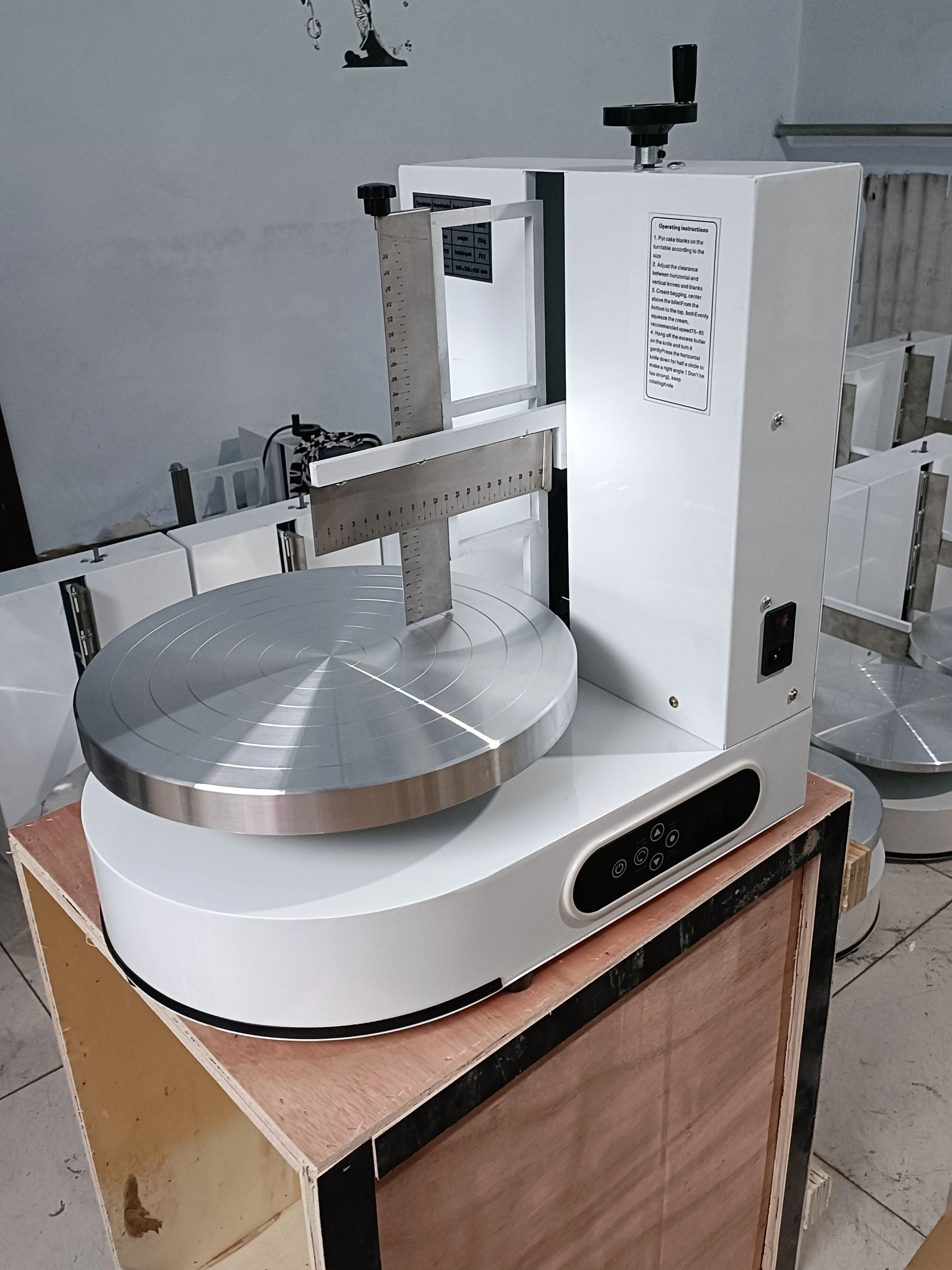 thumbnail image 1 of Máquina semiautomática para alisar pasteles de cumpleaños, máquina de recubrimiento de pasteles, crema de enyesado, máquina de llenado, aparato de cocina, 2023, 1 of 5