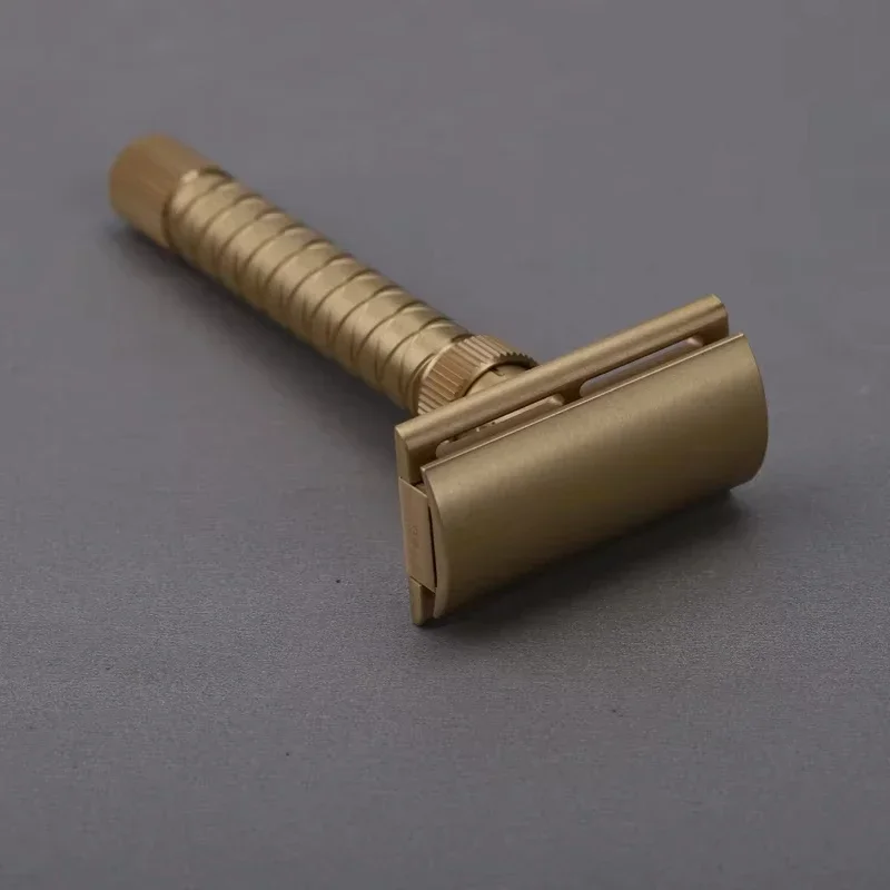 야치 100% 황동 소재 조절 가능한 더 파이널 컷 - 황동 V2 안전 면도기, 90mm 길이, 12mm 직경으로 편안한 그립감 제공