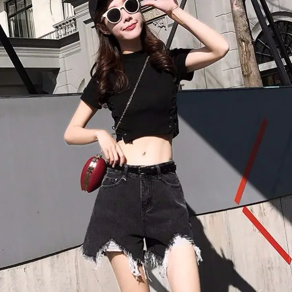 Рисунок 4 - Женские джинсовые шорты с перфорацией