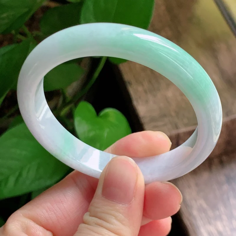 

Miaoyang White Background Green Mine Timber a Good Finished Product Jade Bracelet