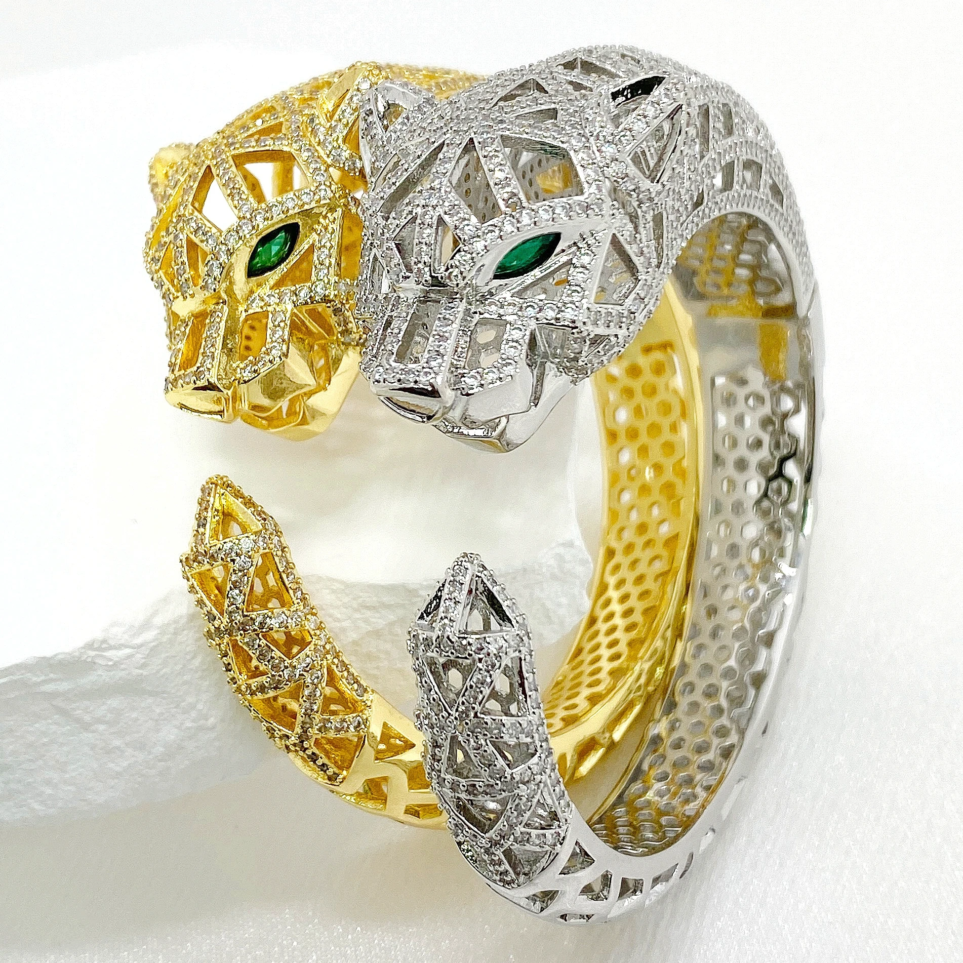 

Hot Selling Popular 18k Gold Plated Emerald Cubic Zirconia Eye Panther Jaguar Leopard Open Cuff Bangle Bracelet