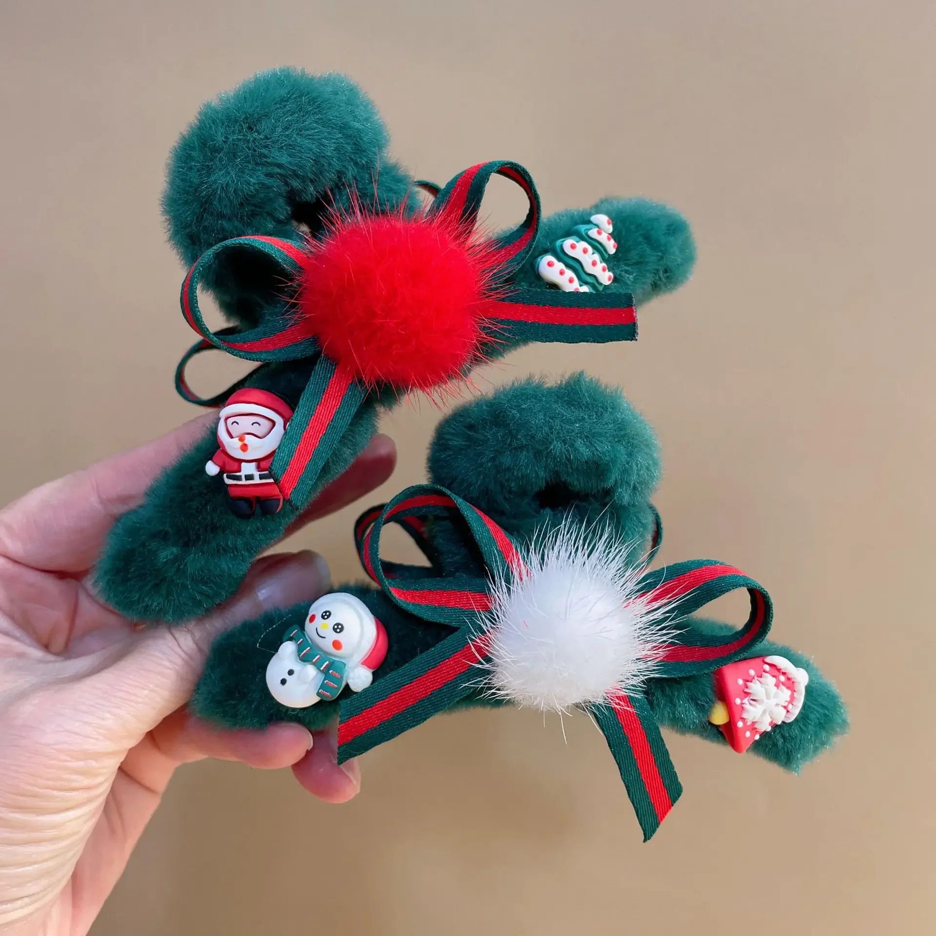 

Blackish Green Christmas Plush Hairpin Cute Cartoon Girl Large Shark Clip Headwear Autumn Winter Girl Lovely Hair Accessories