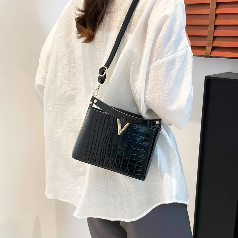 Fashionable Mini Solid Coloru Simple Hardware Lock Buckle Decoration Pu Waterproof Fabric Multifunctional Handbag Crossbody Bag