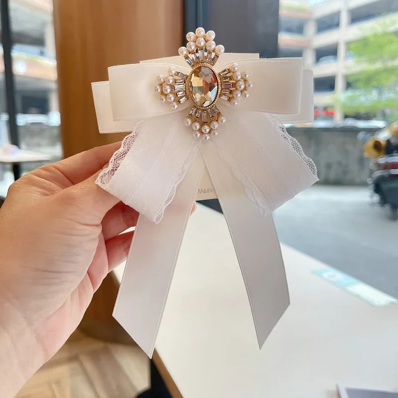 Spilla con papillon in velluto retrò Spille in tessuto Fiore con strass Cravatta Colletto per camicia femminile Gioielli di lusso per accessori da donna  36