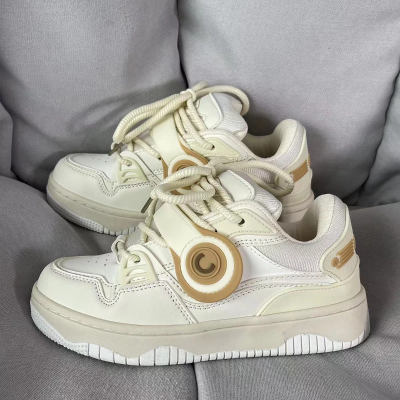 Рисунок 2 - Мужские кроссовки на шнуровке