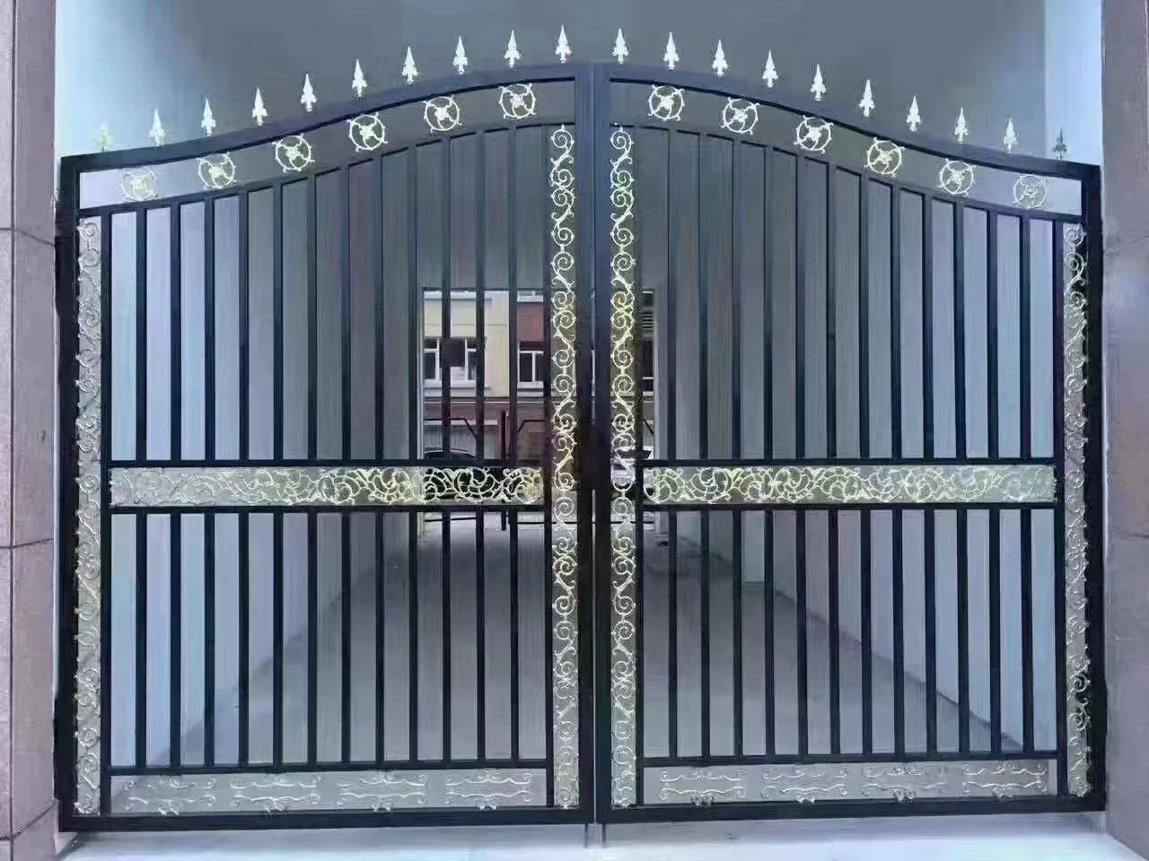 Hot Selling Wrought Iron Metal Fence Galvanized Iron Gate With Zinc Steel Frame Spear Top Design Reed Material Fence Panel