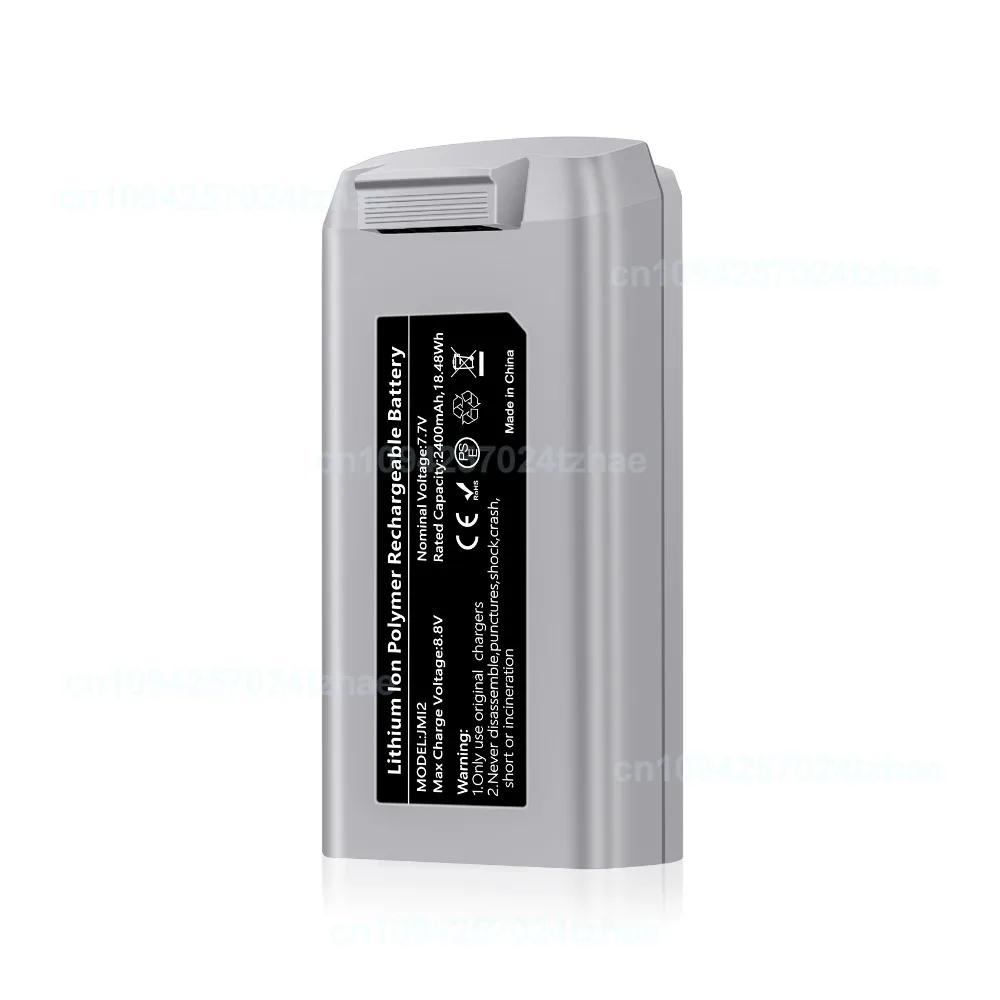 Lot comprenant la caméra, deux batteries et un chargeur, disposés sur fond bleu avec câble USB.