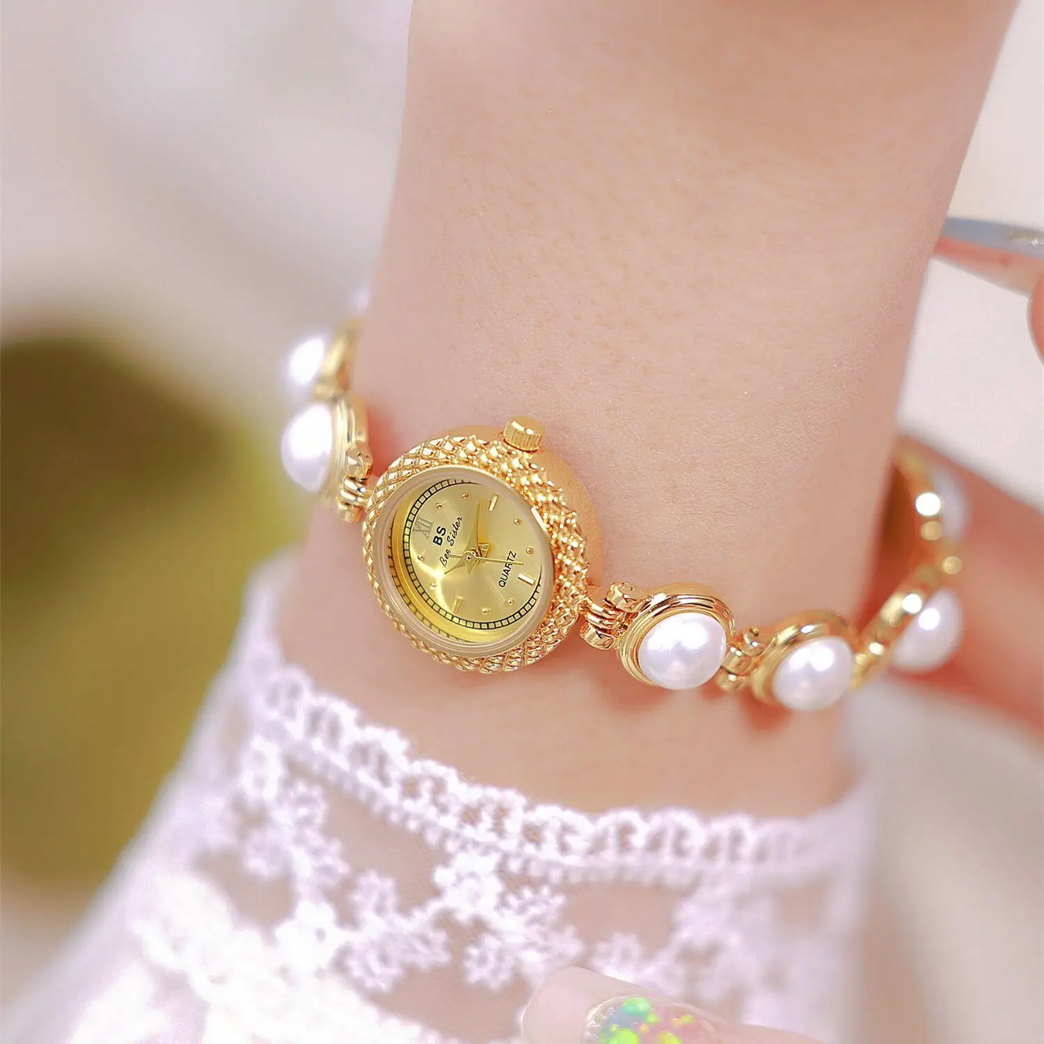 Reloj de pulsera para mujer estilo medieval con perlas_voghion.com