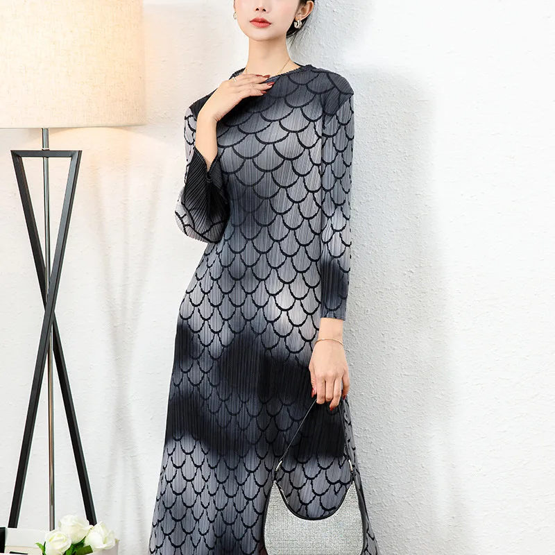 

MIYAKE Style Spring new pleated long sleeved round neck with a stylish waistband printed bottom for a mid length dress [90628]