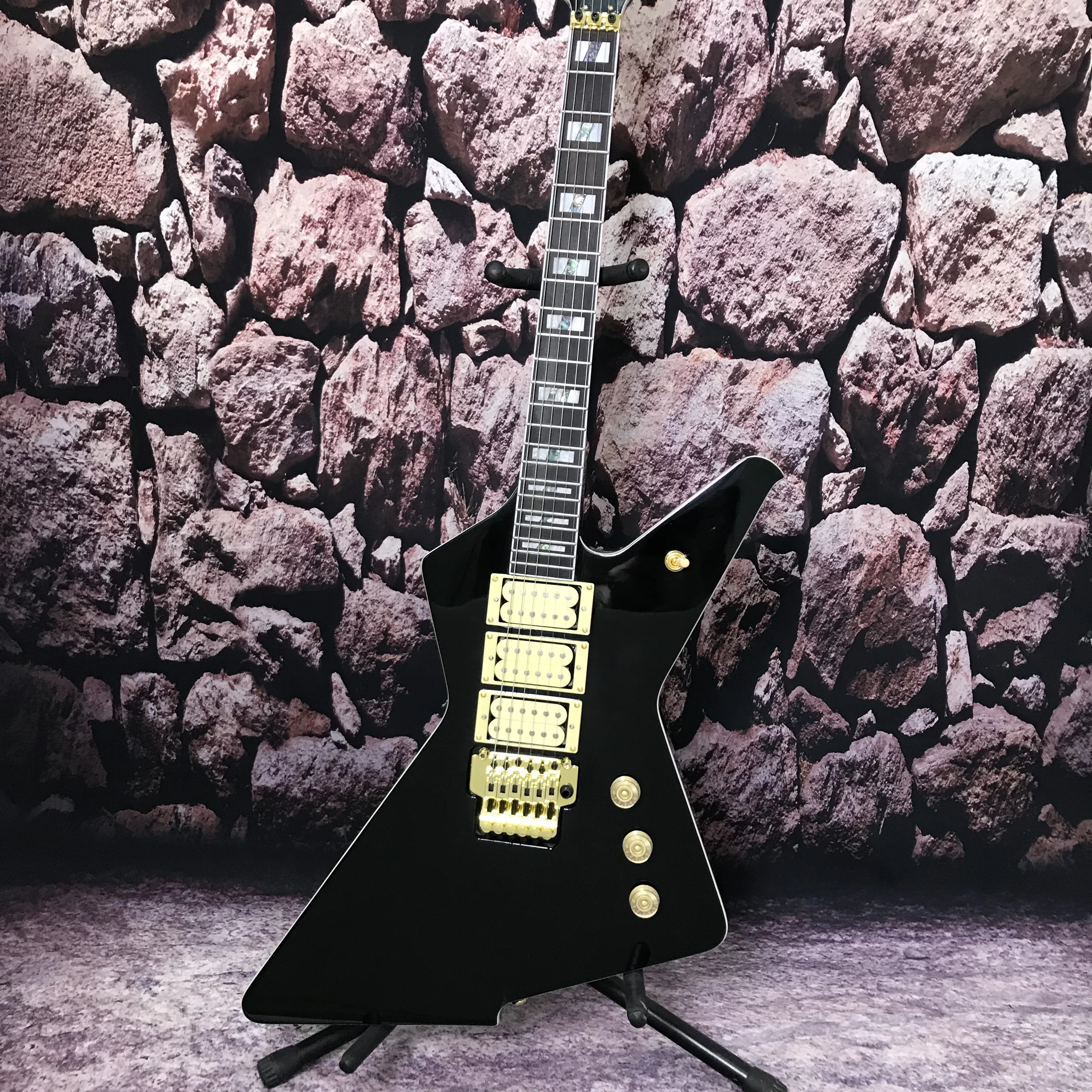 Factory customization electric guitar 3 pickups tremolo system High quality guitar Free delivery
