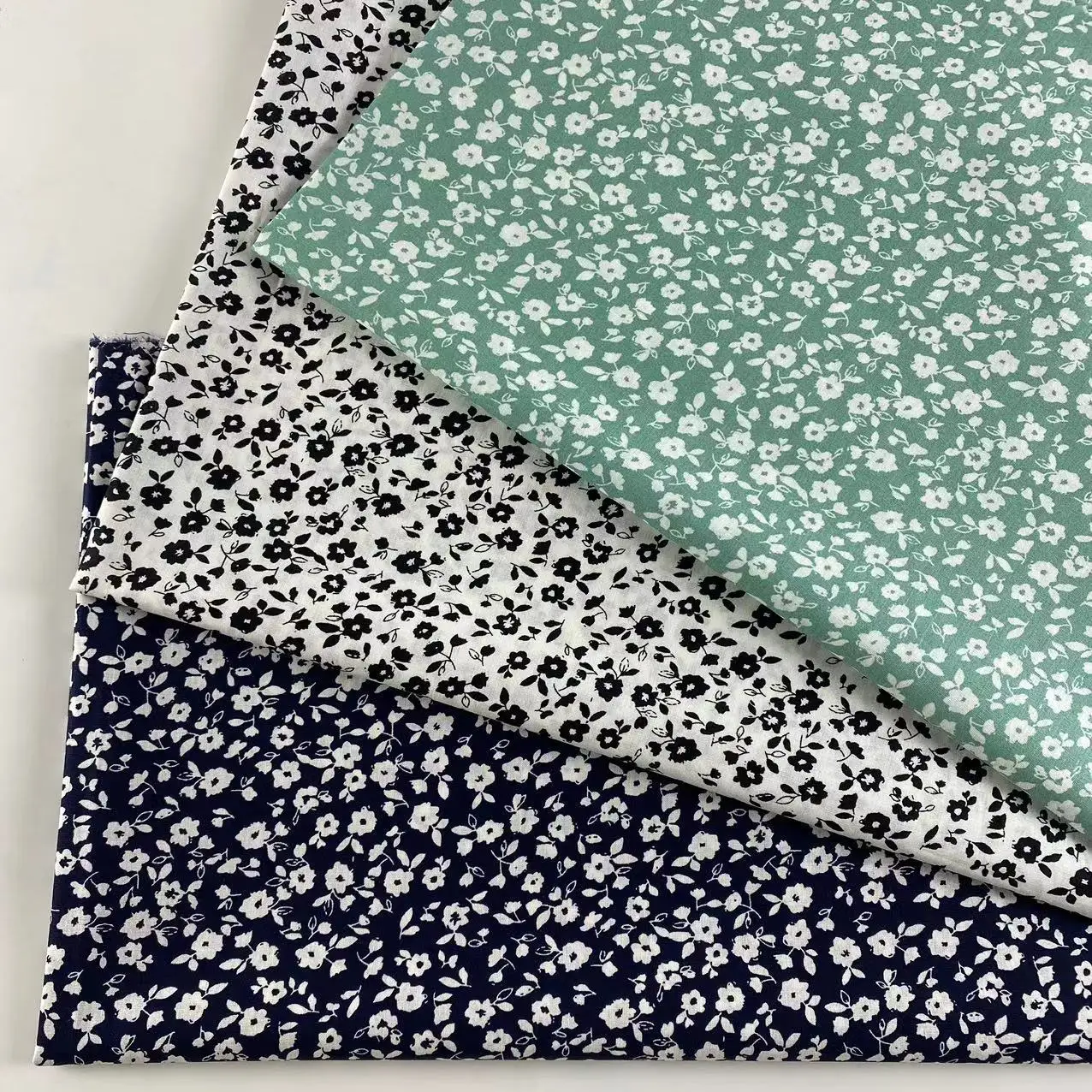 

Cotton poplin printed small floral fabric for children's and women's clothing dresses
