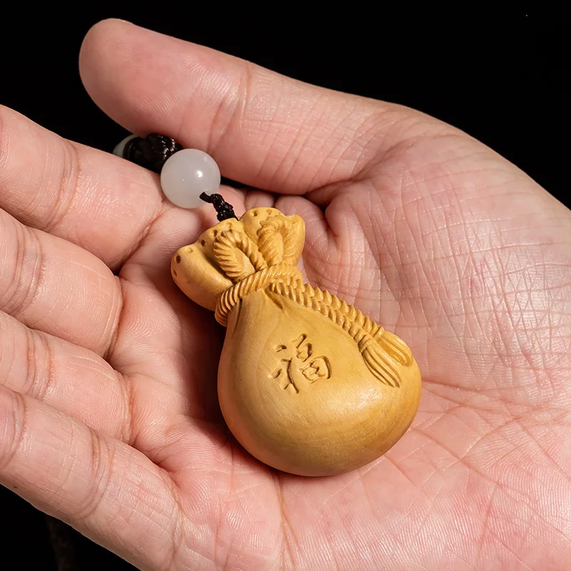 

Small leaf boxwood carving decompression text play hand piece men's portable disc play key chain lucky bag play wooden pendant