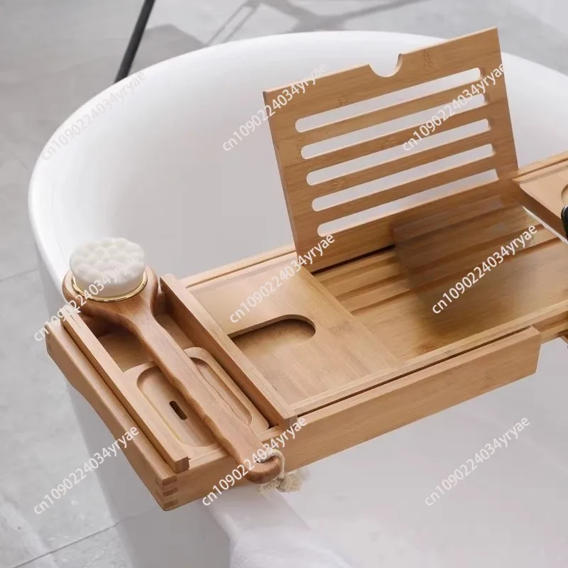 Bamboe badplank over witte vrijstaande badkuip met schoonheidsborstel