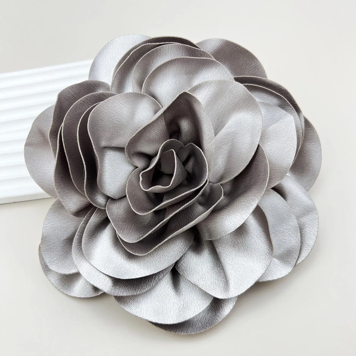 Broche Fleur Satin Rose 100mm - Accessoire Femme Pour Vêtements, Cheveux, Sac, Fête