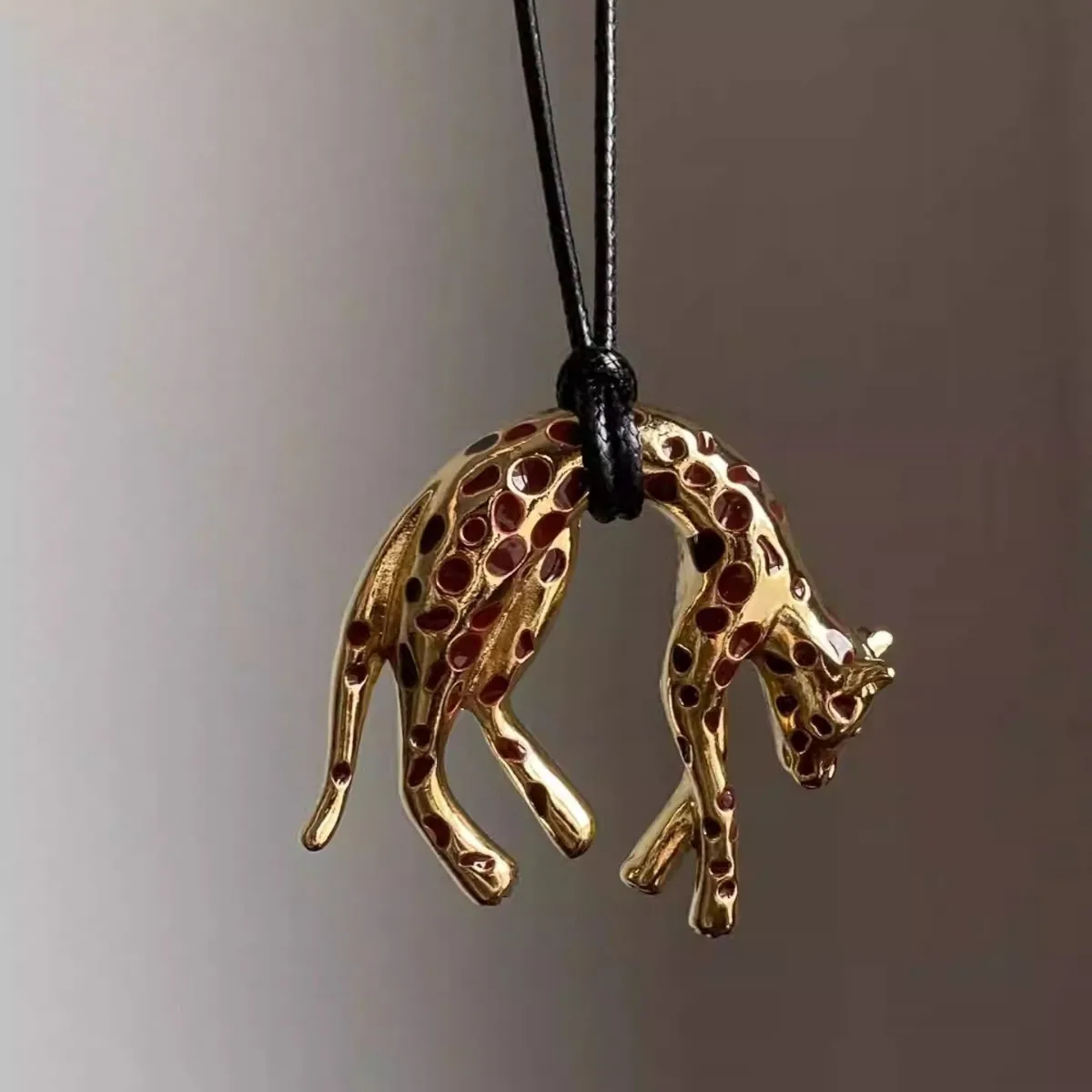 Retro-Halskette mit schwarzem Gold-Emaille-Leoparden-Anhänger für Frauen, personalisierte modische Metall-Tier-Halskette, lässiges Punk-Accessoire