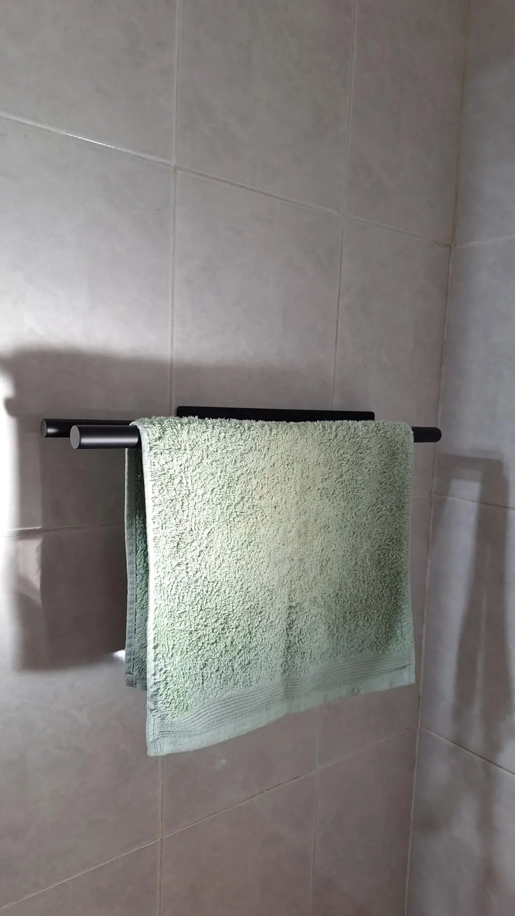 Portasciugamani da bagno senza foratura, barra portasciugamani biadesiva in acciaio inox nero da 39 cm, portasciugamani per bagno e cucina_voghion.com