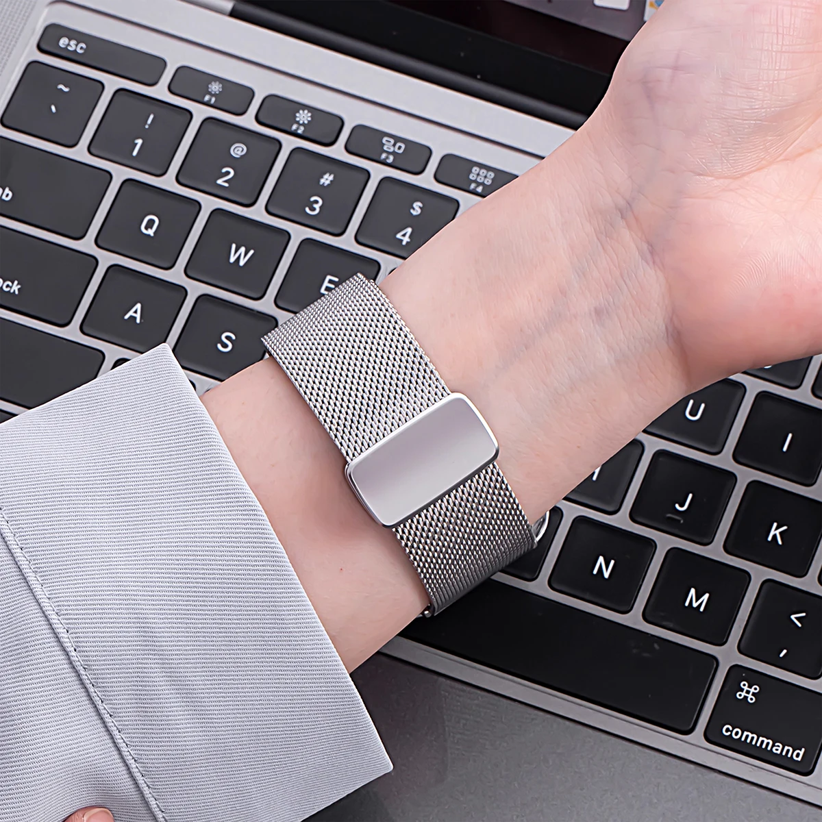 Sleek Milanese Metal Mesh Watch Strap with Magnetic Closure, 22mm