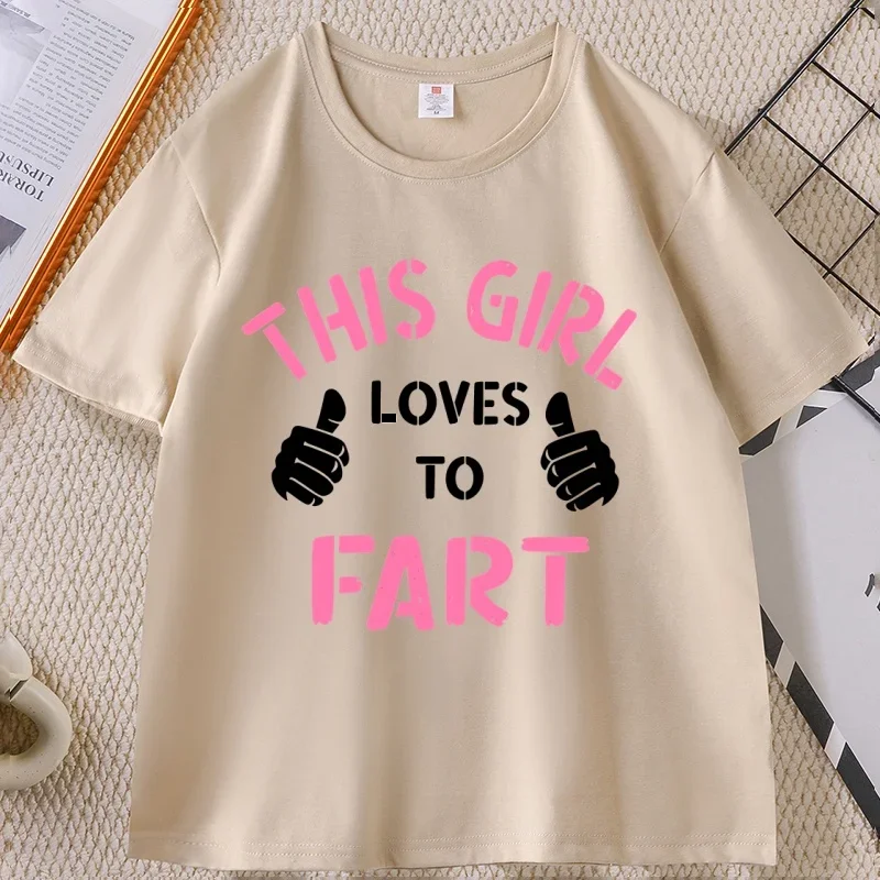 T-Shirt mit lustigem Spruch: „This Girl Loves To Fart“ – Furz-Scherze – Lässiges Baumwoll-T-Shirt mit kurzen Ärmeln und lockerer Passform