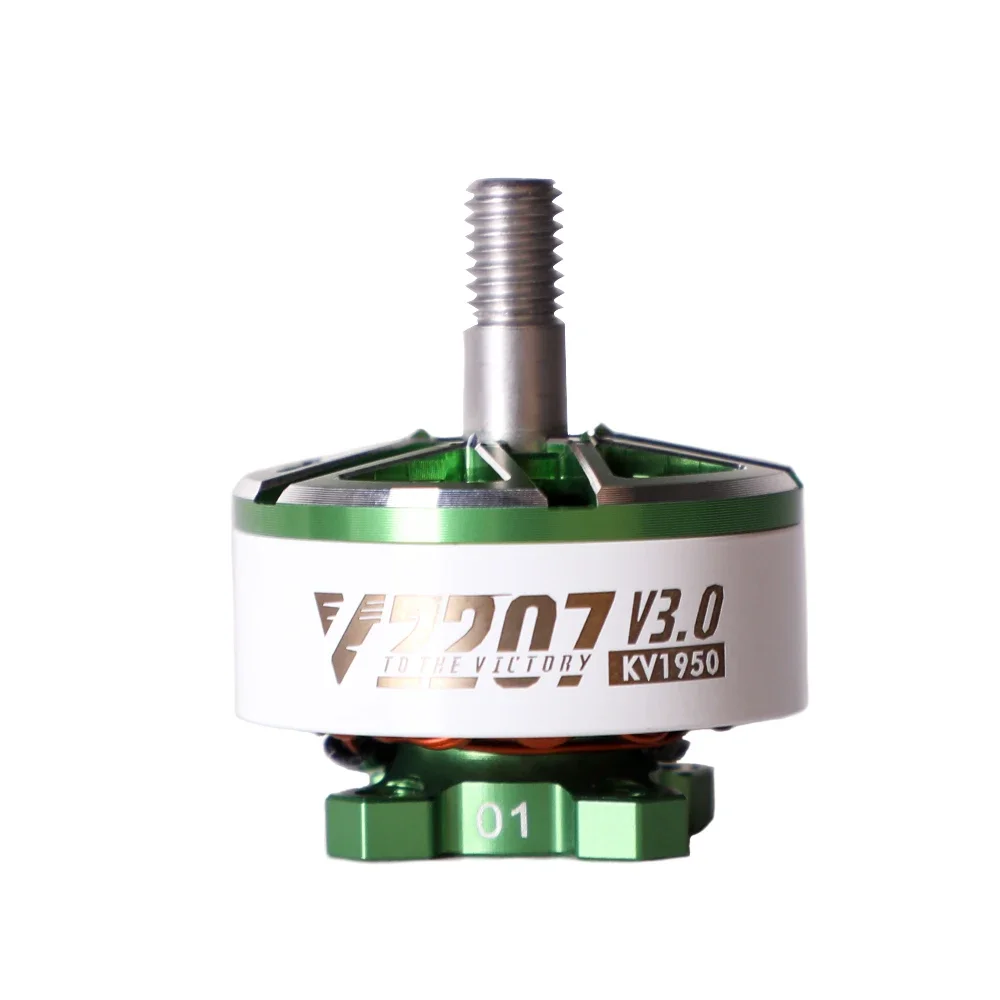 Quatre moteurs brushless 1750kv, 1950kv et 2550kv alignés, parfaits pour drone FPV.