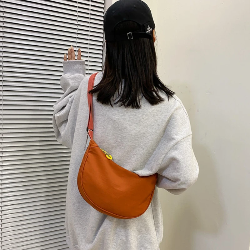 New Fashionable Flow Large Capacity Casual Lightweight Nylon Handbag Ladies Fashionable Street One Shoulder Package